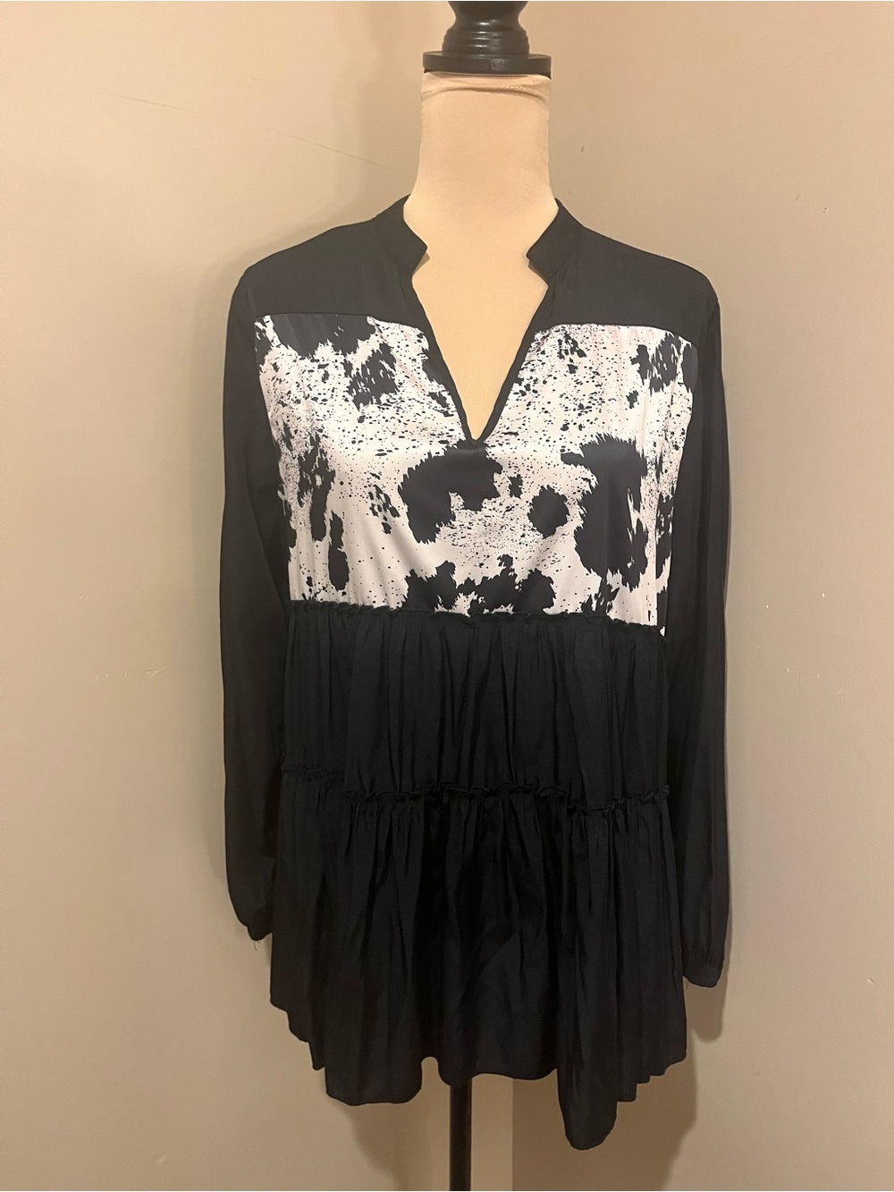 Two 2 Fly Black V Neck Popover with White Abstract Yoke, size Med